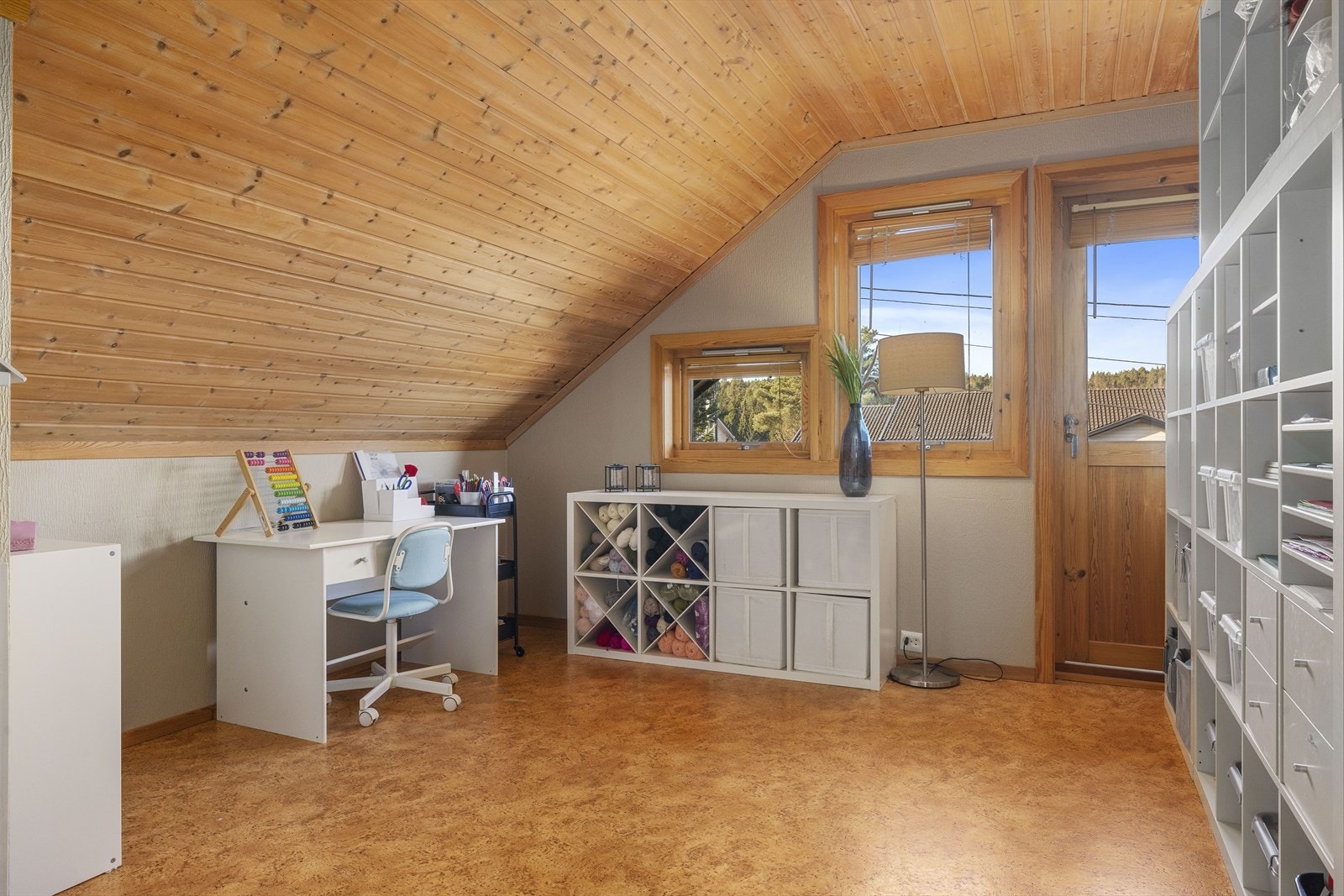 Lys og praktisk loftstue med god plass til møblement Galleribilde
