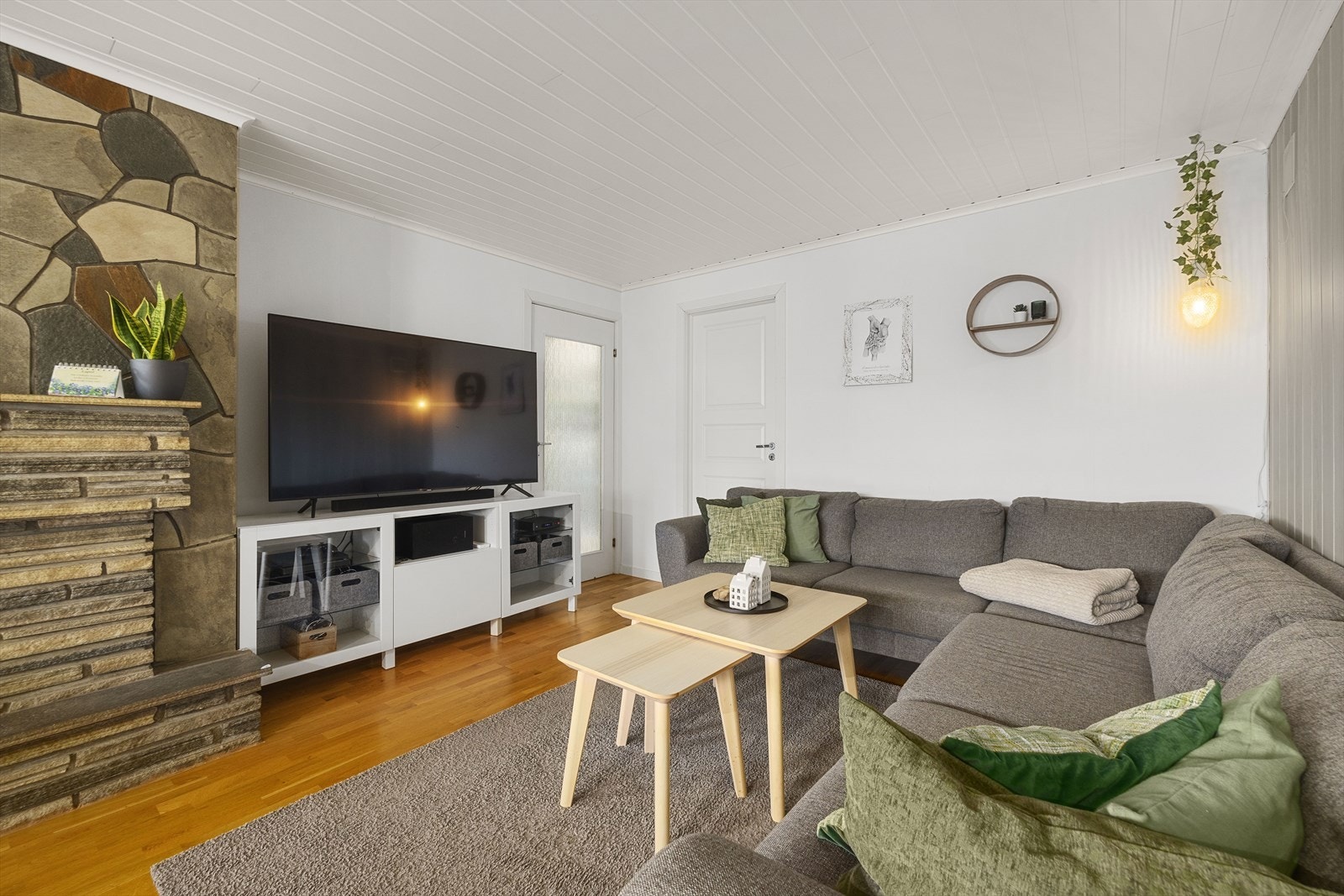 Det er god plass til sofagruppe med tilhørende møblement Galleribilde