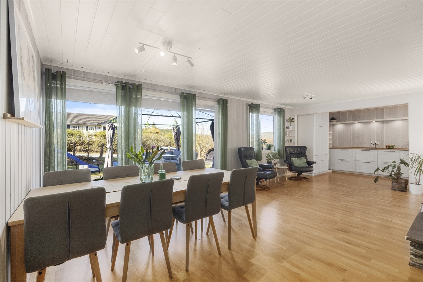 I stuen er det også god plass til spisegruppe Galleribilde