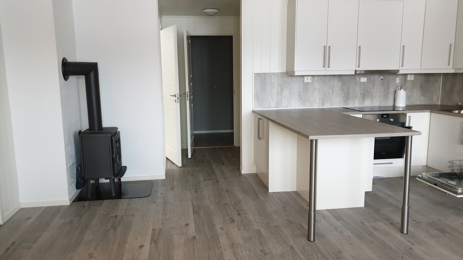 Kombinert kjøkken og stueområde med peis ferdig montert Galleribilde