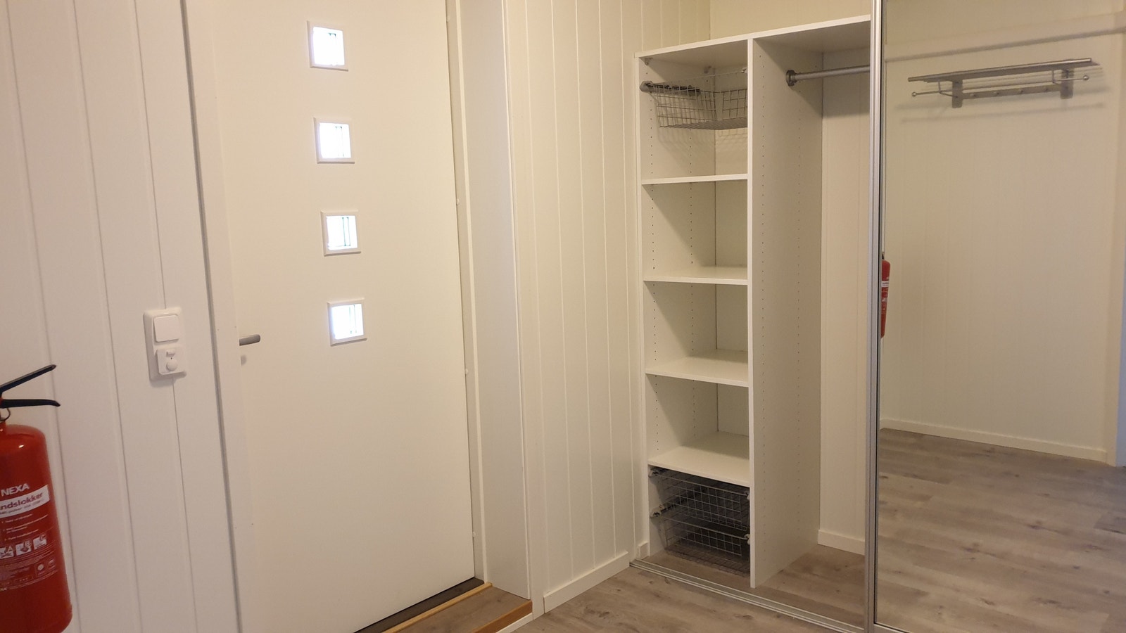 Vindfang/Yttergang med skyvedørsgarderobe Galleribilde