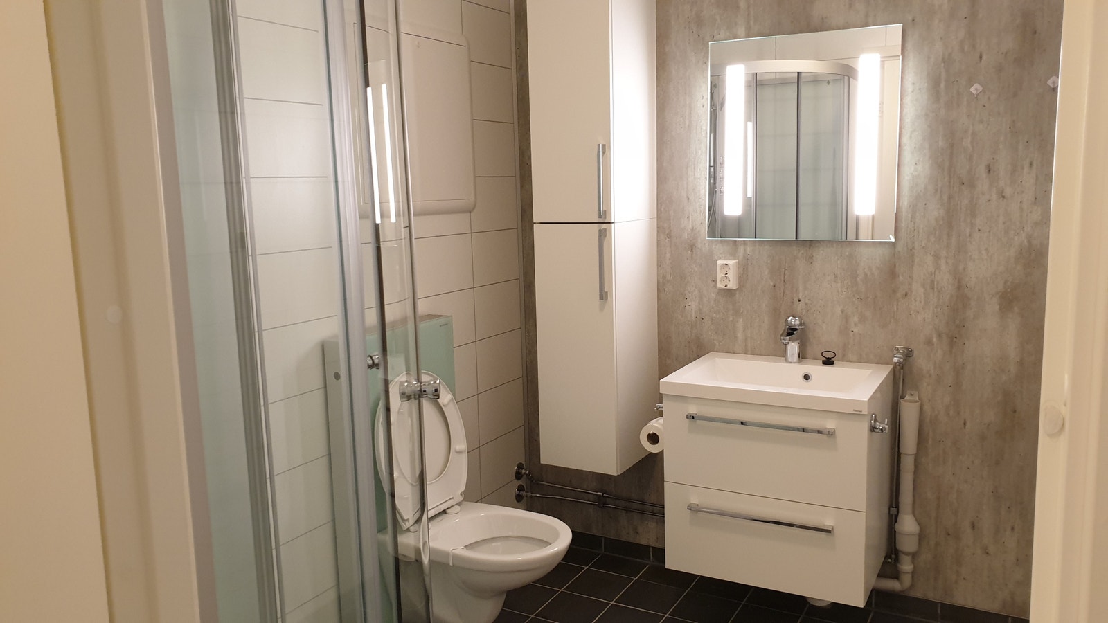 Bad fra Hafa Go, med dusj, toalett og servantmøbel Galleribilde