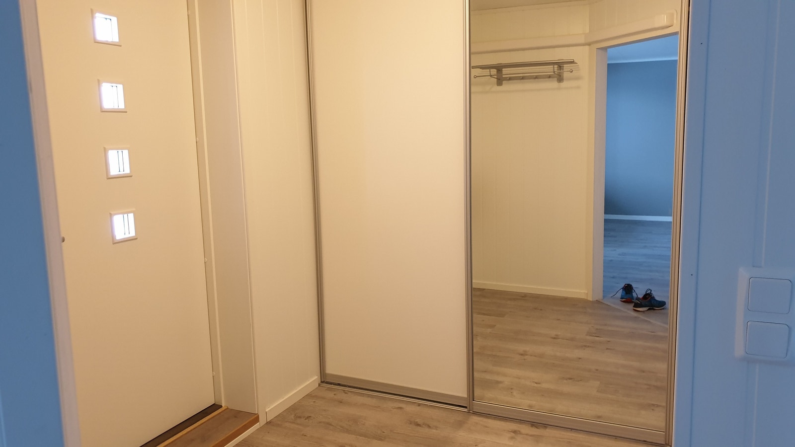 Vindfang/Yttergang med skyvedørsgarderobe Galleribilde