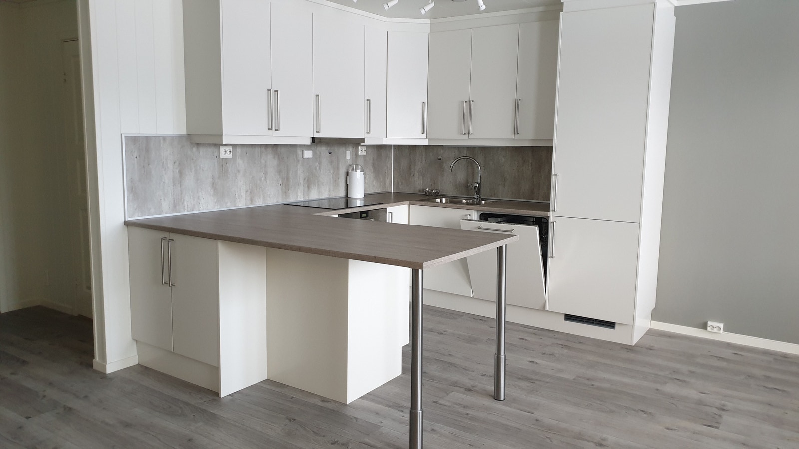 Integrert bord til kjøkken (barhøyde) Galleribilde