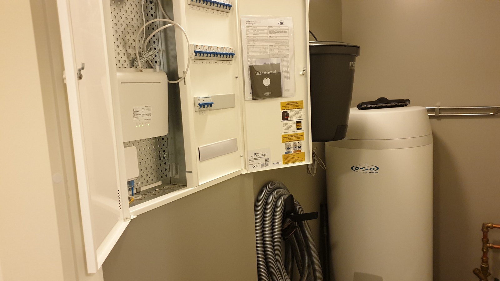 Teknisk rom for med kontrollpanel for sikringer, varmtvannsbereder og sentralstøvsuger Galleribilde