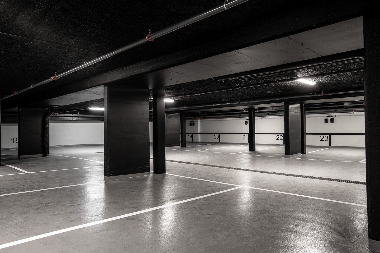 Garasje med muligheter for leie av standard eller ladeplass. Galleribilde