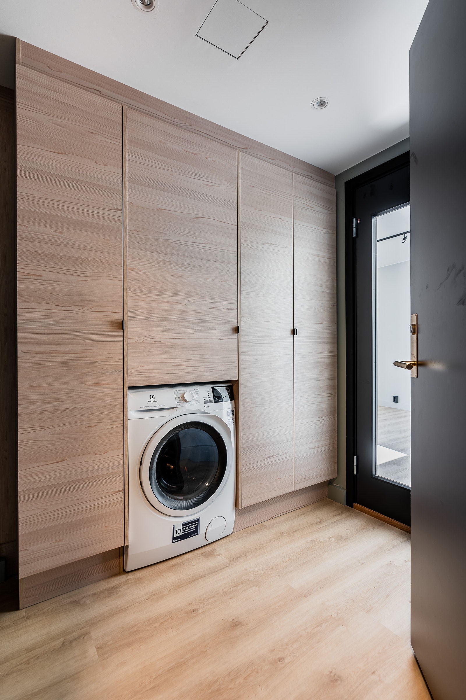 Praktisk garderobeløsning med vaskemaskin i entré. Bilde fra en tilsvarende leilighet. Galleribilde