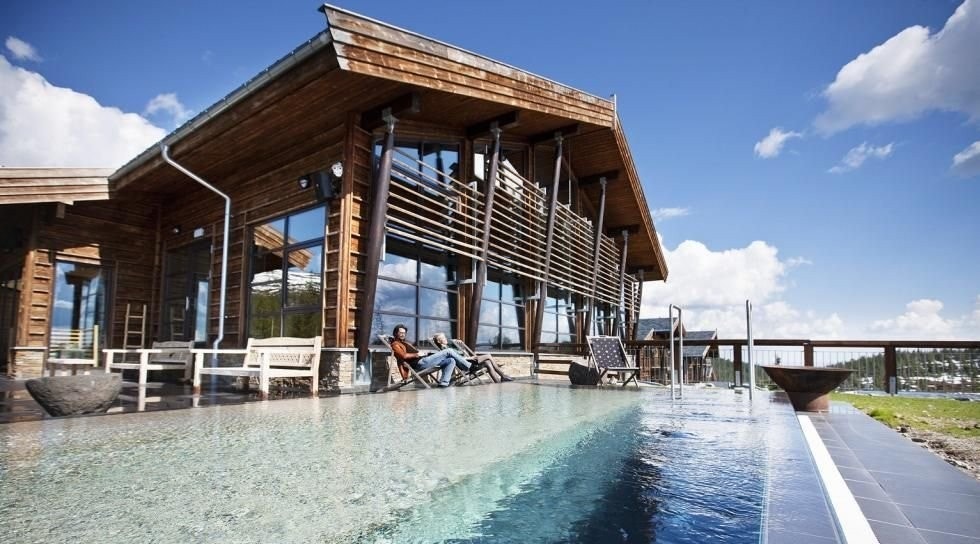 Basseng på hotellet og badevann/innsjø. Galleribilde