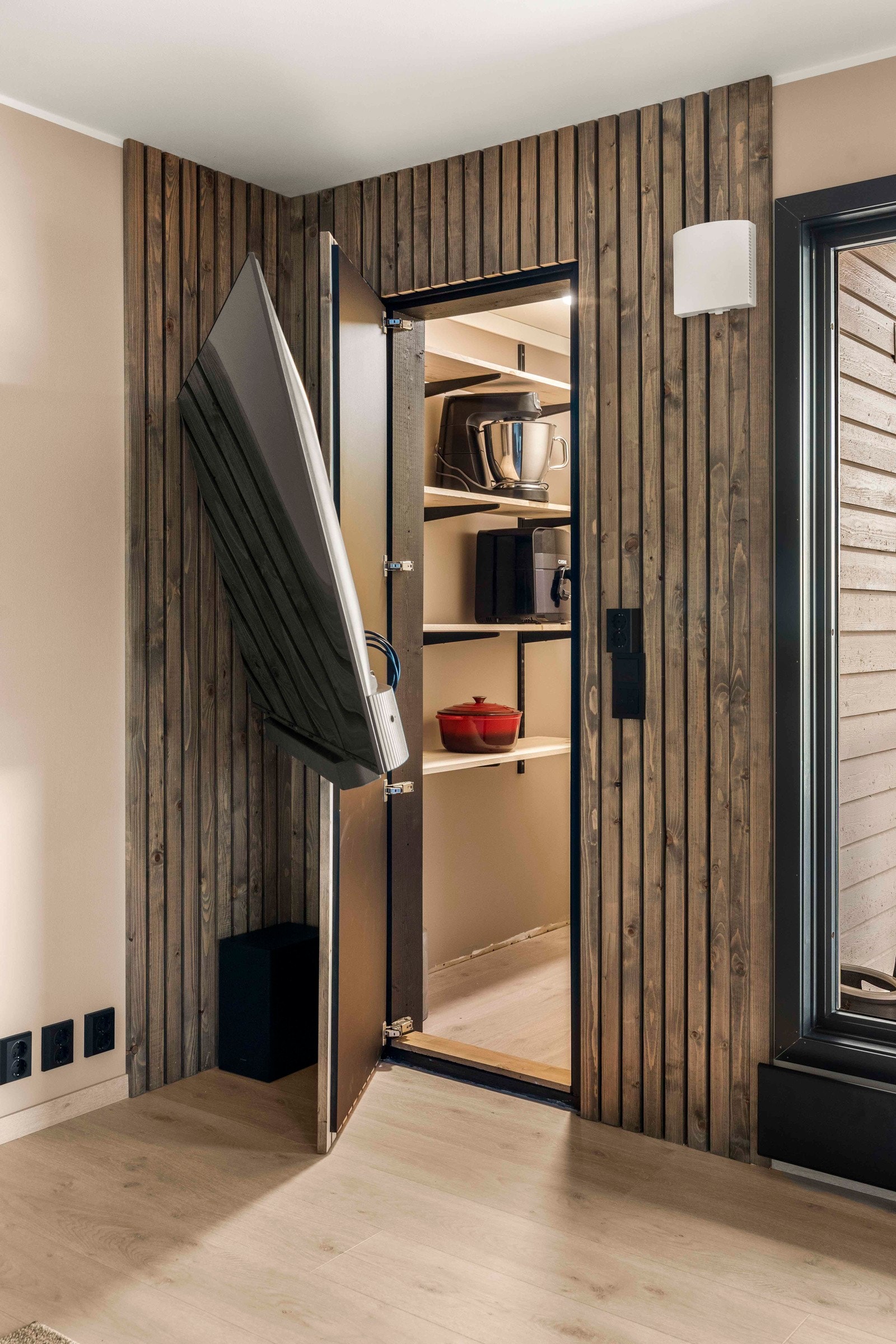 Bod kledd inn med spiler Galleribilde