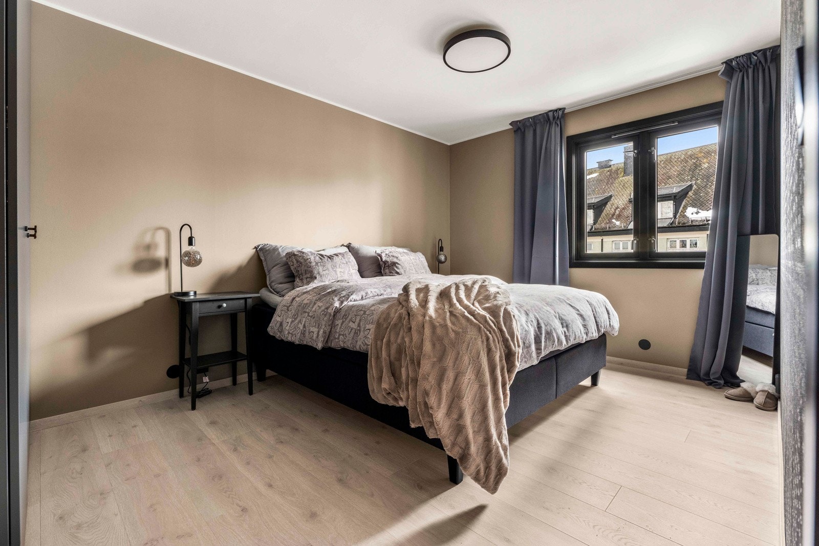 Stort innbydende hovedsoverom med garderobe Galleribilde