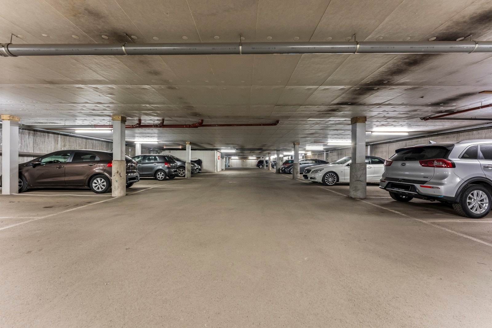 Parkering og bod i kjelleren Galleribilde