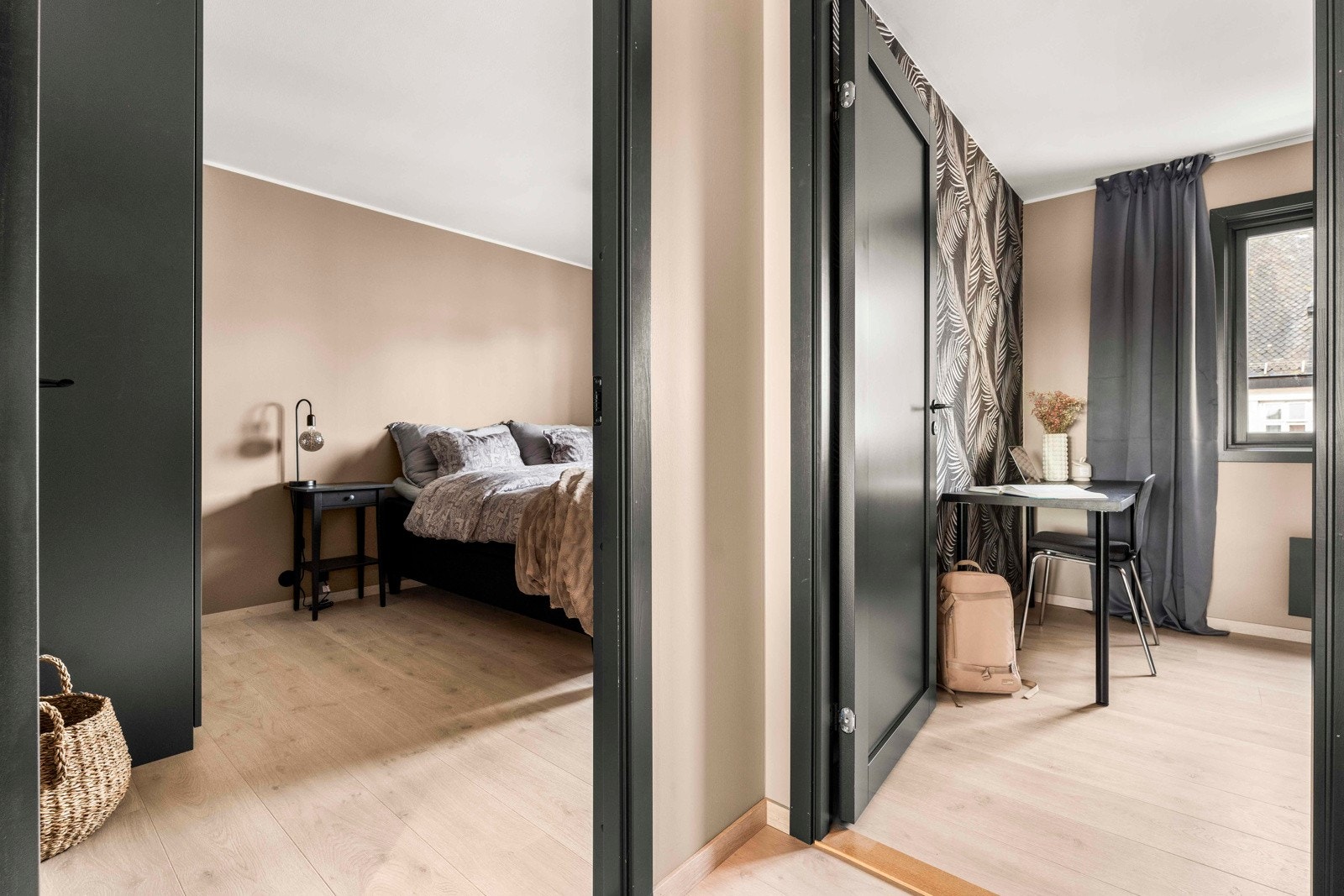 Romslig entre med stor skyvedørsgarderobe Galleribilde