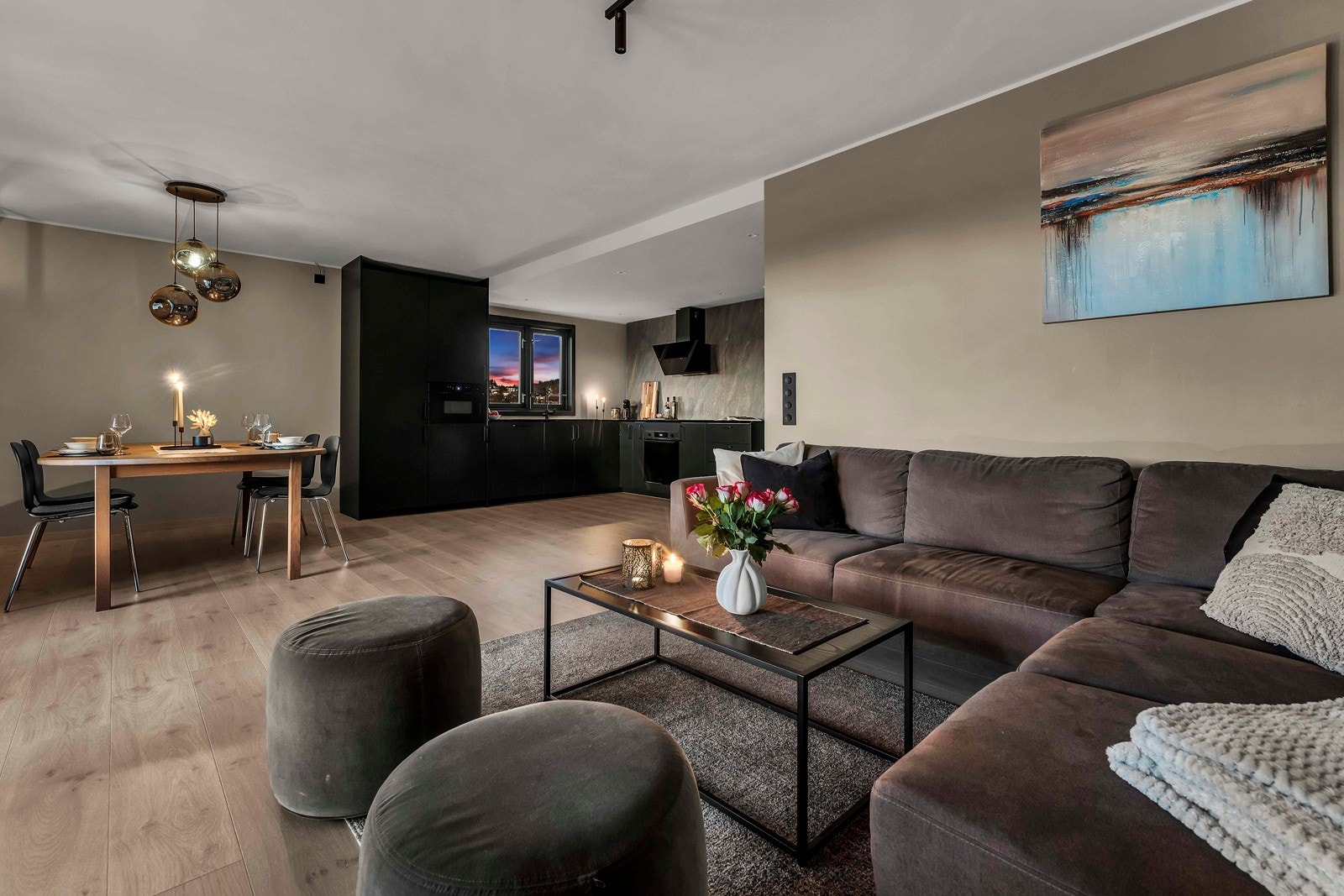 Stor stue og kjøkken med åpen løsning Galleribilde