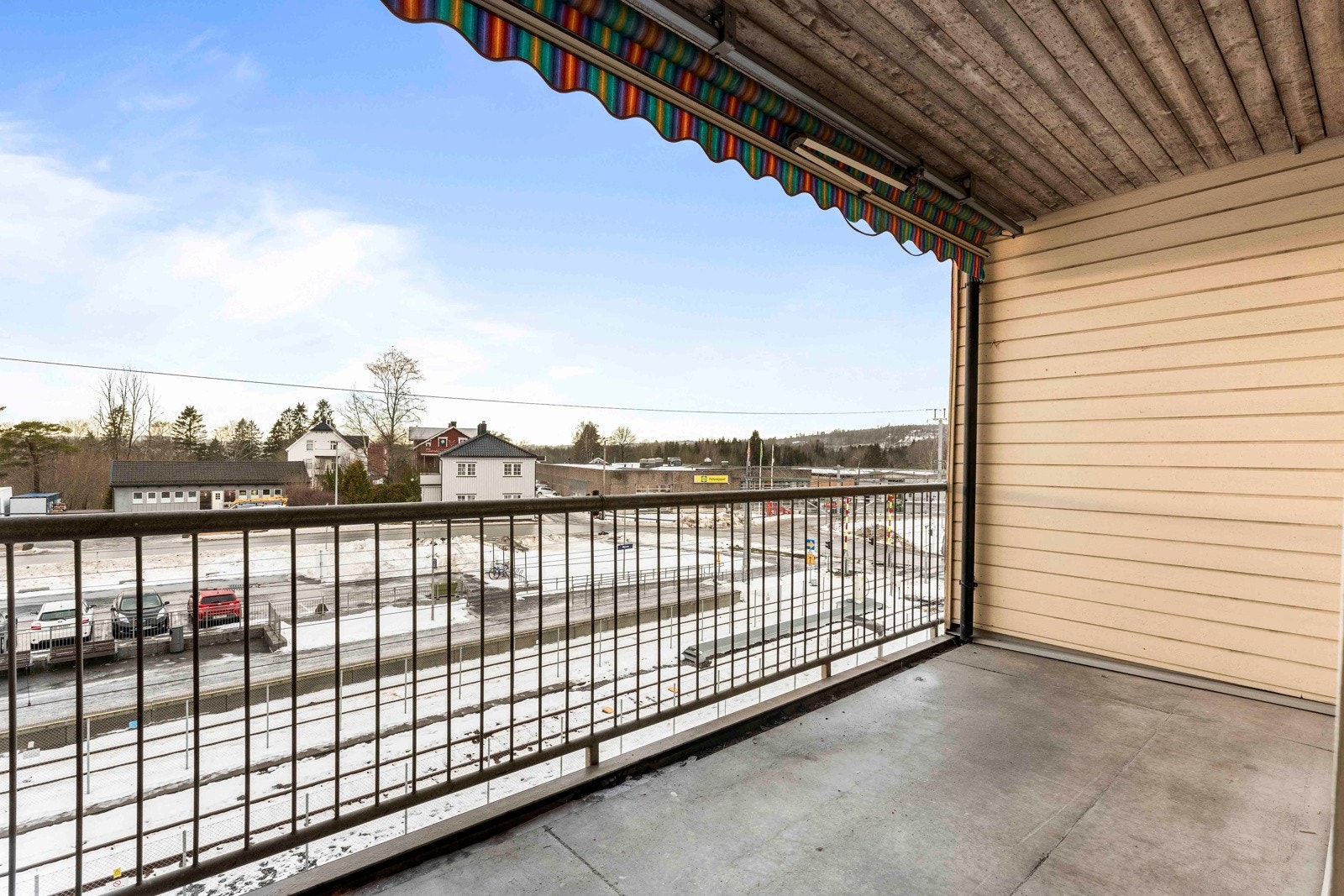 Romslig overbygd balkong på 11 kvm! Balkongen ligger mot vest og har svært gode solforhold Galleribilde