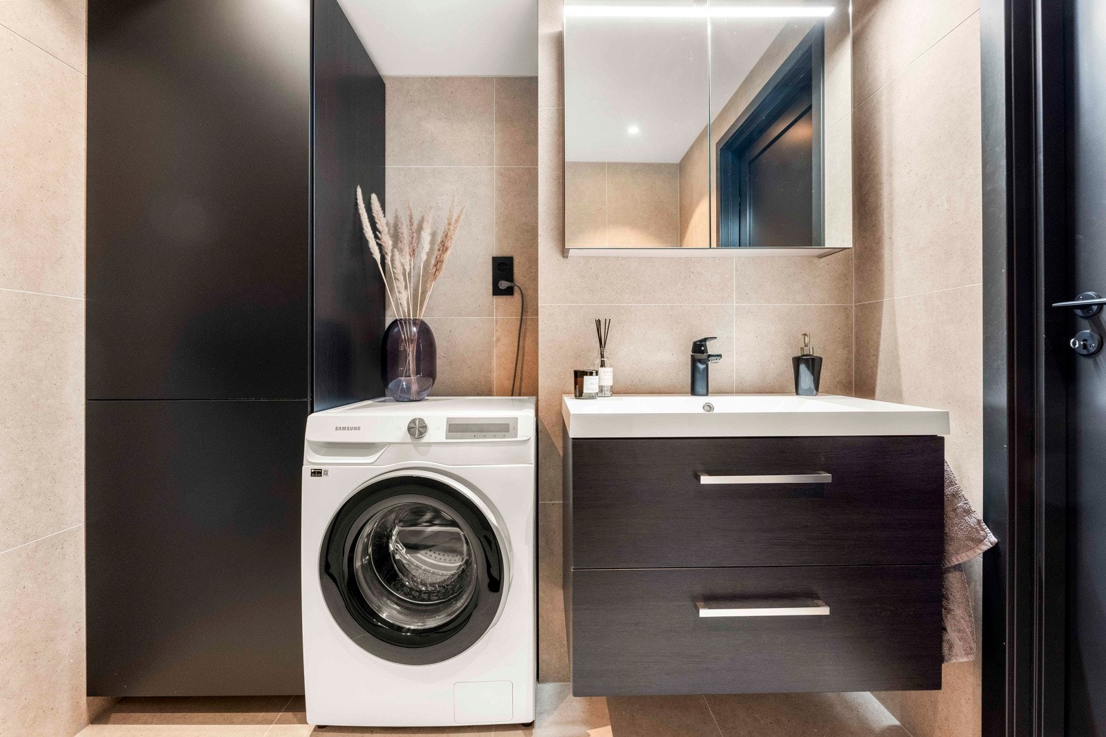 Delikat kombinert bad og vaskerom Galleribilde