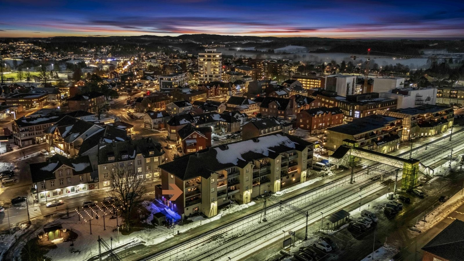 Leiligheten har en meget god beliggenhet i 3. etasje og på ende. Rett ved jernbanestasjon og alle sentrums fasiliteter rett utenfor døren Galleribilde