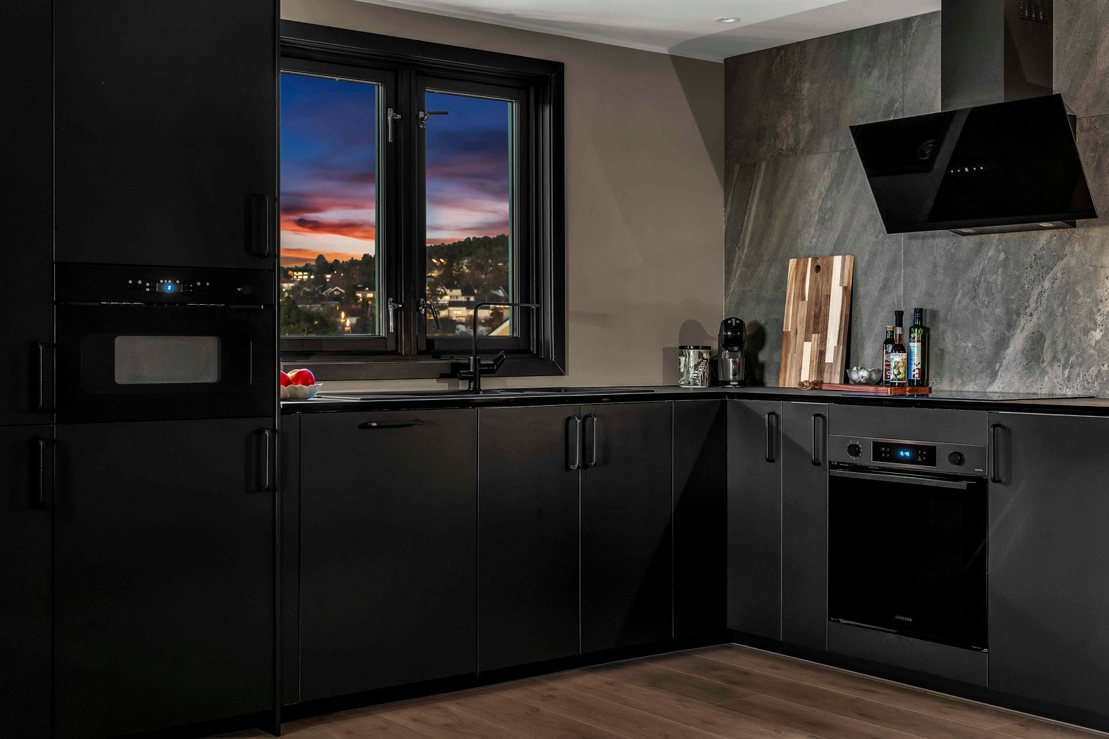 Delikat ny kjøkkeninnredning med nye hvitevarer Galleribilde