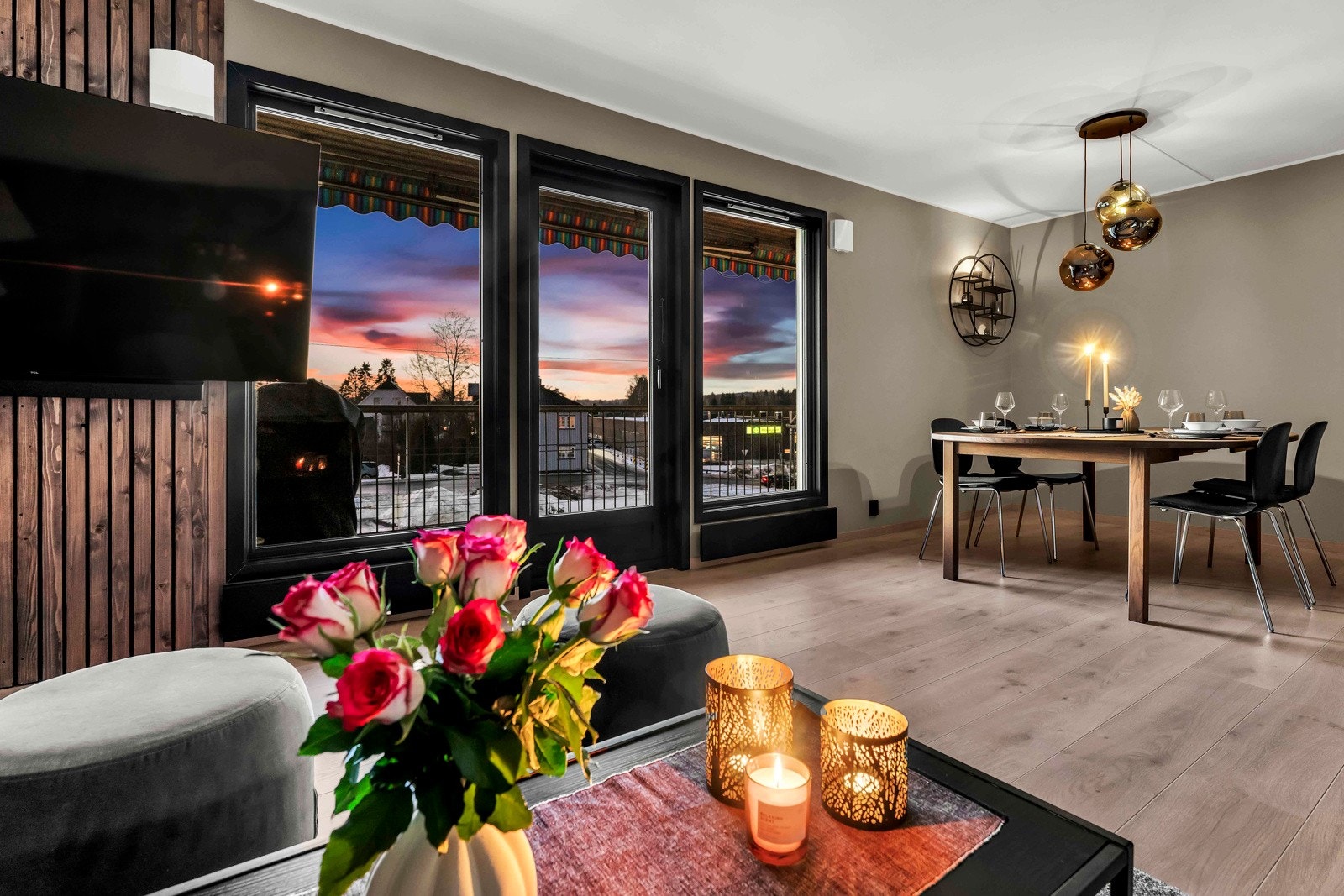 Flotte detaljer og sture vinduer ut mot balkongen Galleribilde