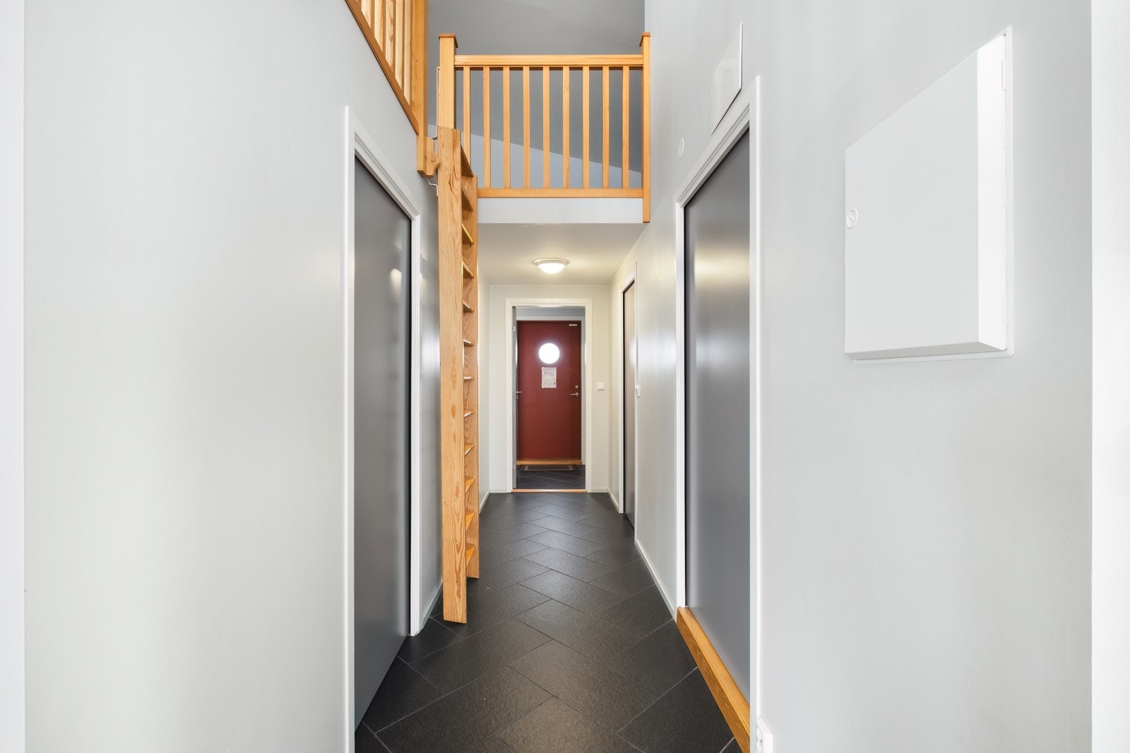 Stigetrapp opp til hems. Fliser på gulv med varmekabler. Galleribilde