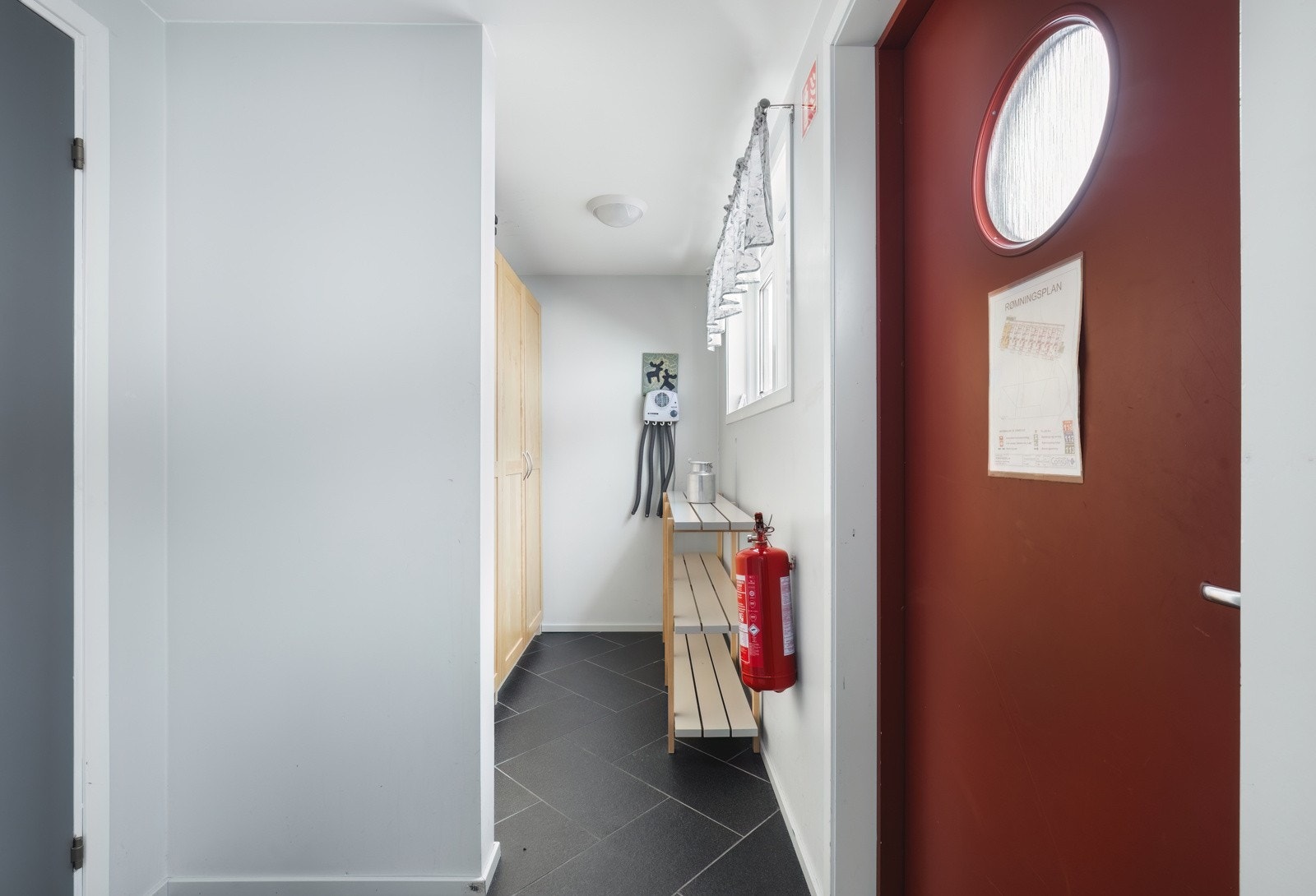 Entre med fliser og varmekabler i gulv. Galleribilde