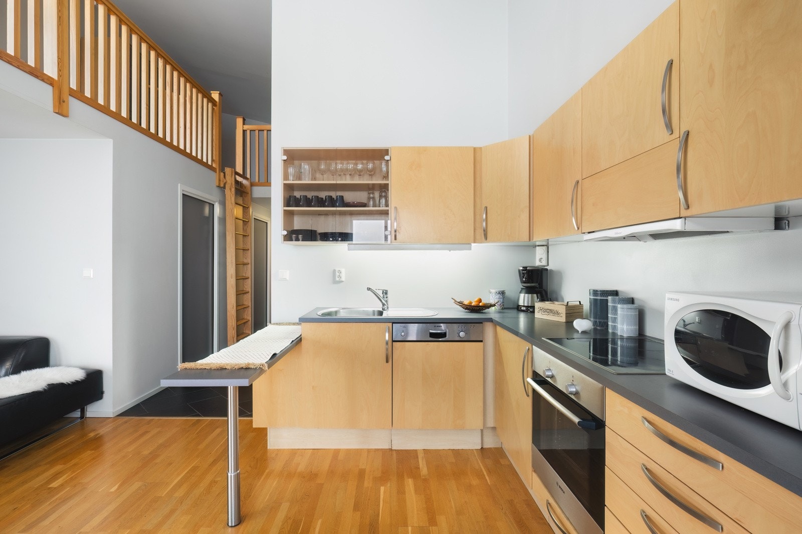 Her har man rikelig med plass til det meste en skulle ha behov for av både kopper og kar. Galleribilde