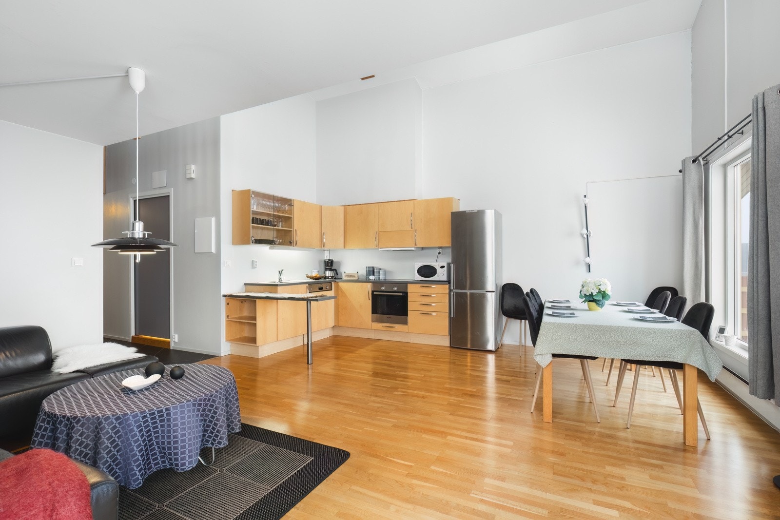 Innholdsrikt kjøkken med god oppbevaringsplass. Galleribilde