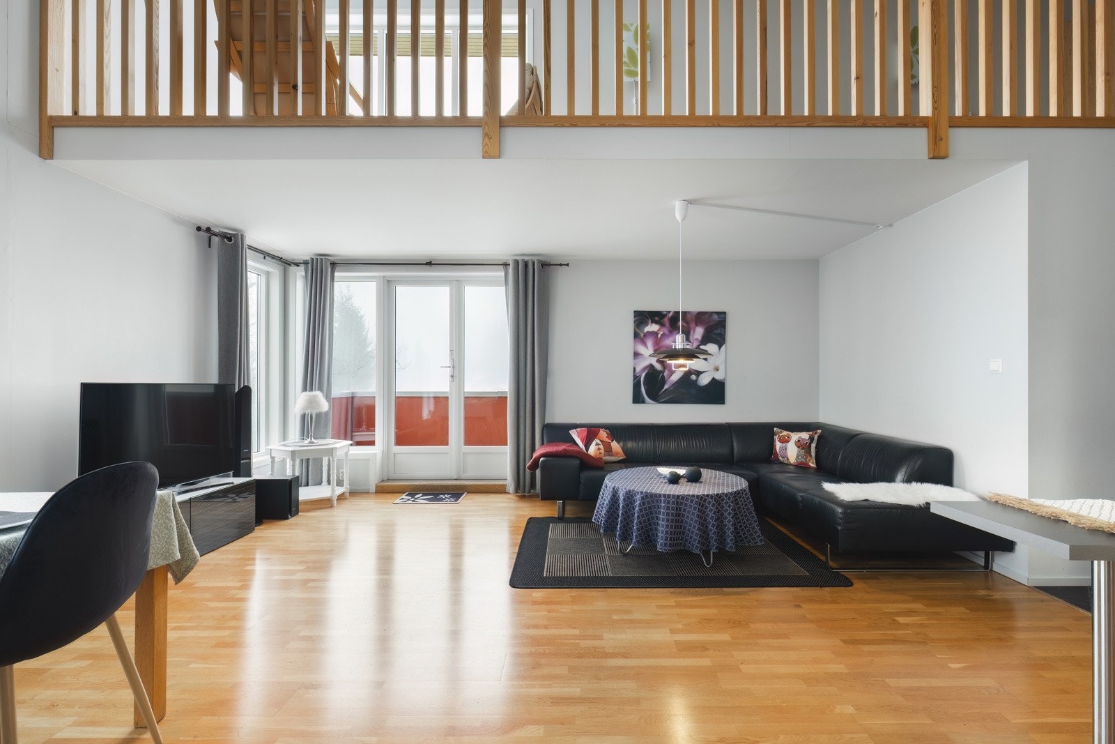 Direkte utgang til solrik balkong med ettermiddagssol. Galleribilde