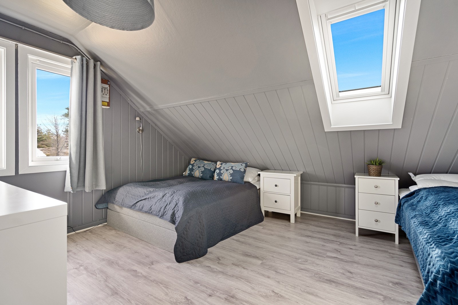Begge soverommene har god størrelse, bra med naturlig lys og nyere laminatgulv. Galleribilde