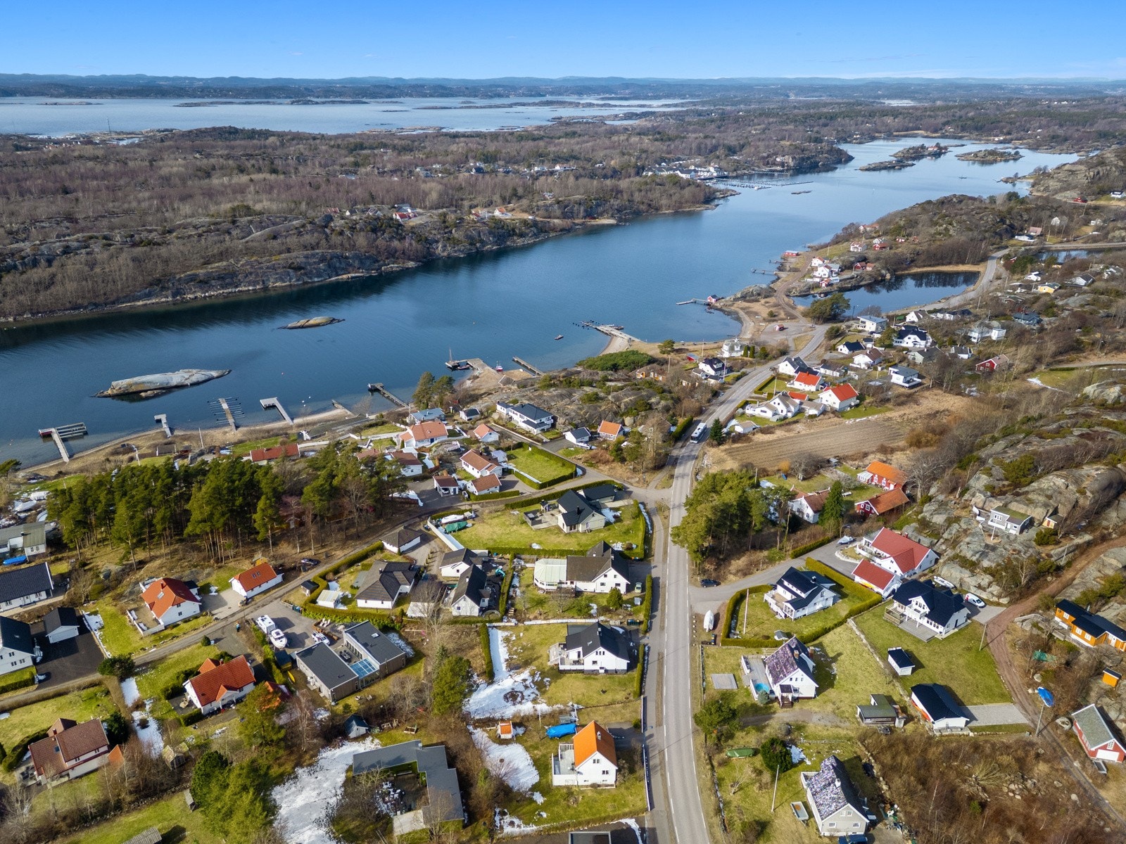 Eiendommen ligger i et veletablert og sjønært område på Hvasser, noen hundre meter fra Risbrustrand turområde. Her er det idyllisk kyststi, bortgjemte badeplasser, brygge og mulighet for leie av båtplasser. Galleribilde