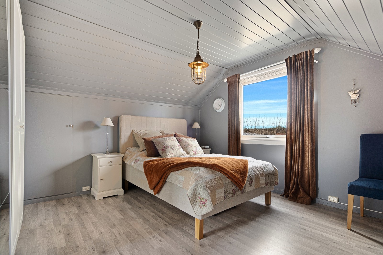 Hovedsoverom har godt med naturlig lys og bra med plass for oppbevaring. Galleribilde