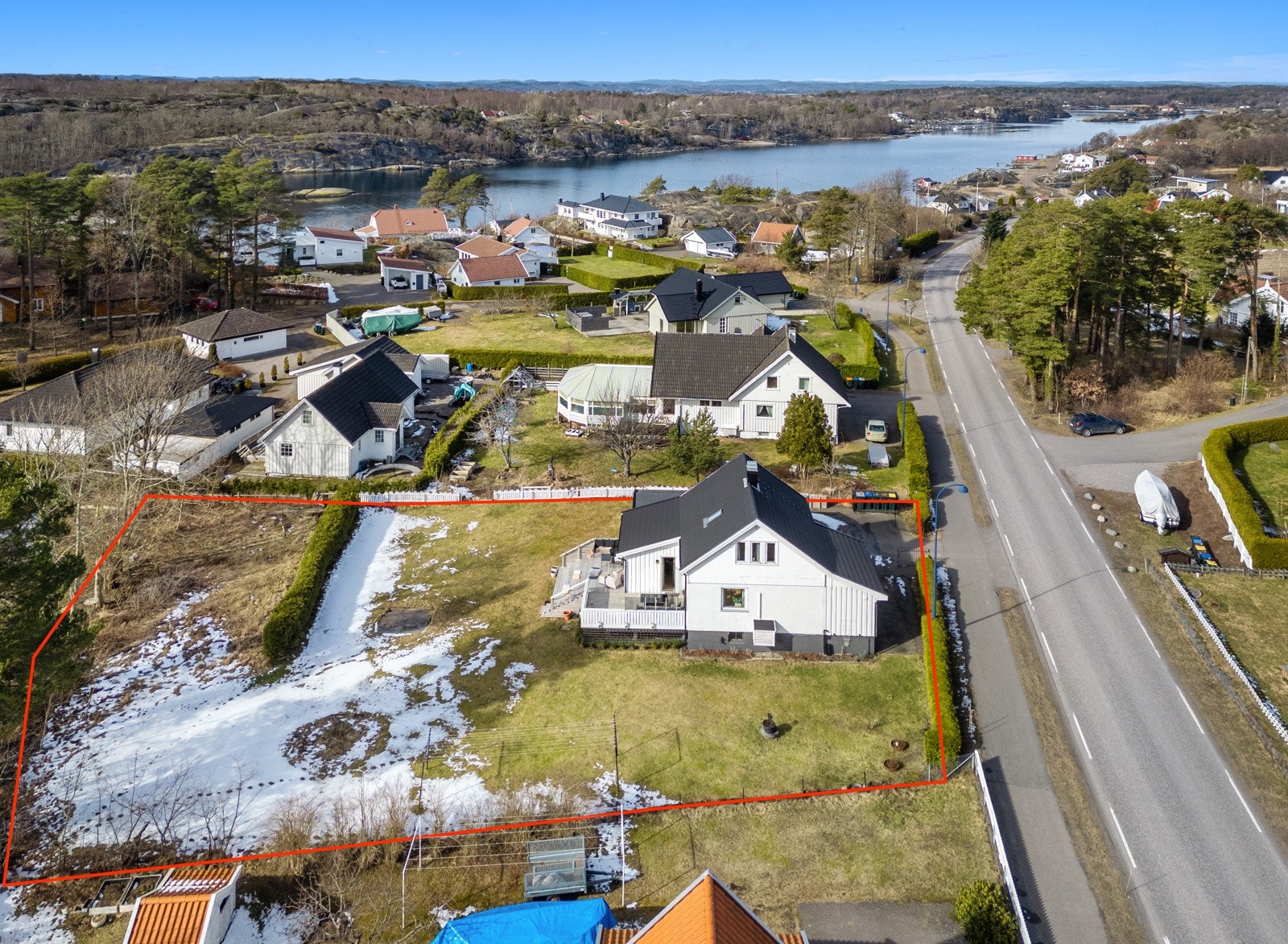 Den store tomten har godt utviklingspotensial, og åpner for mange muligheter. Det har for kort tiden siden vært interesse vedr. kjøp av ca. 300 kvm i enden av hagen, bak hekken. Forbehold om nøyaktighet ved tomtemarkering. Galleribilde