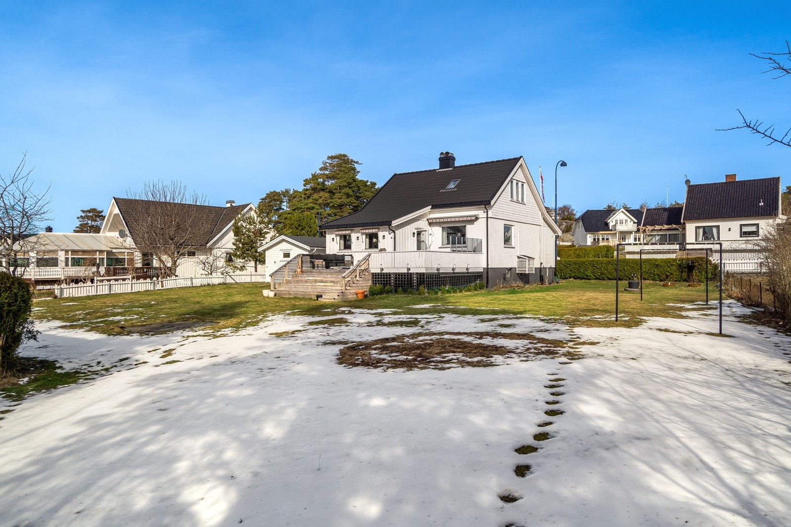 Tomten er på hele 1340,3 kvm, opparbeidet med stor, flat hage mot syd, øst og vest. Galleribilde