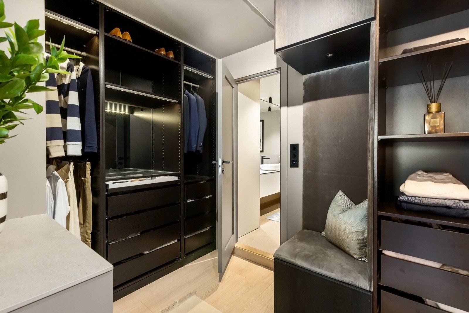 Stor og delikat walk-in garderobe med adkomst til hovedbadet Galleribilde