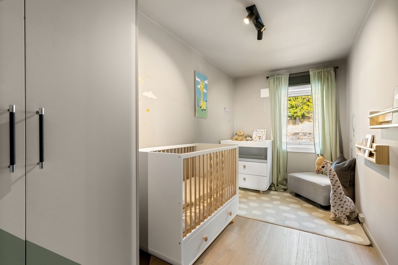 Soverom 3 med plassbygd garderobe Galleribilde