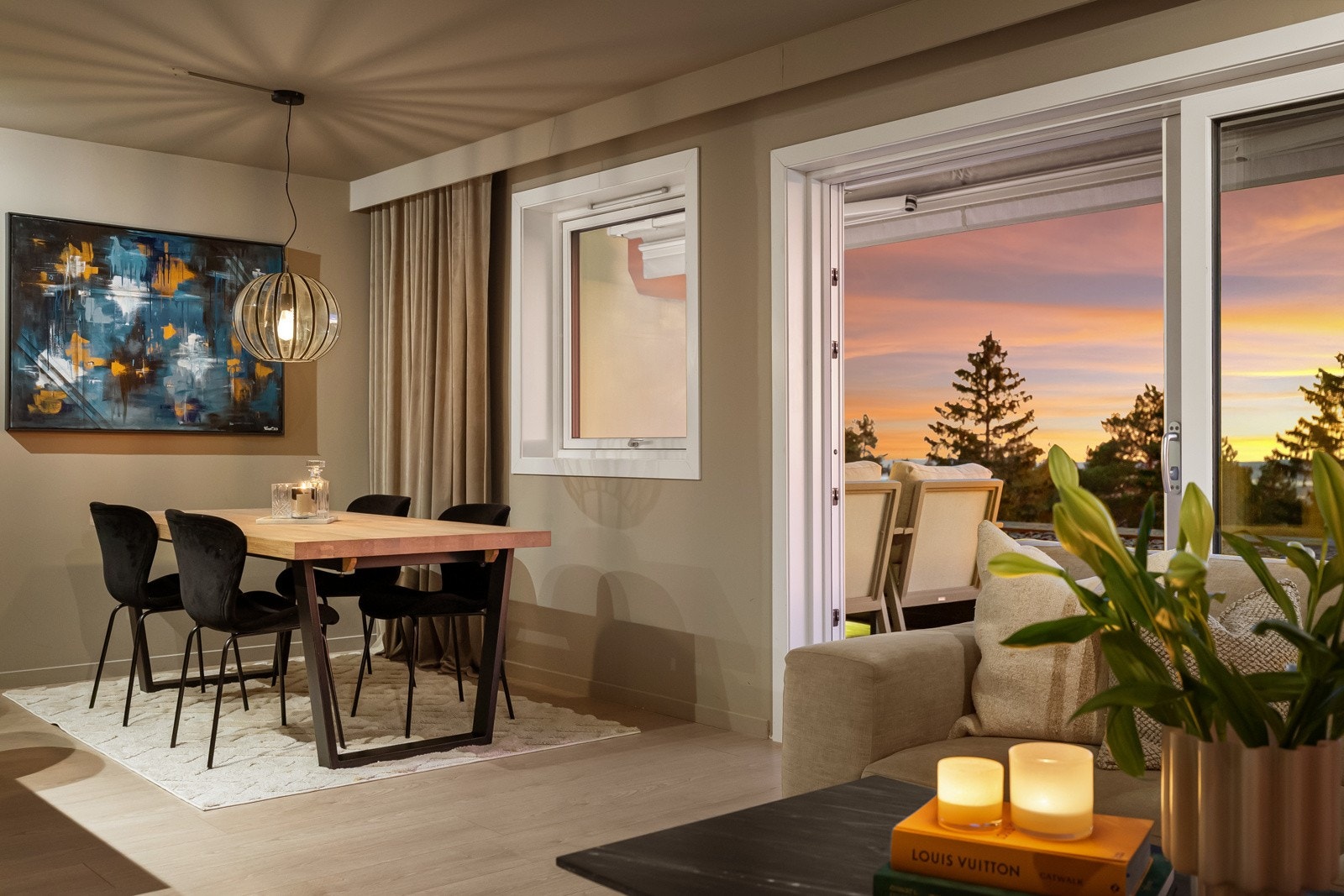 Stuen byr på flere innredningsmuligheter med god plass til sofagruppe og spisestuebord. Galleribilde