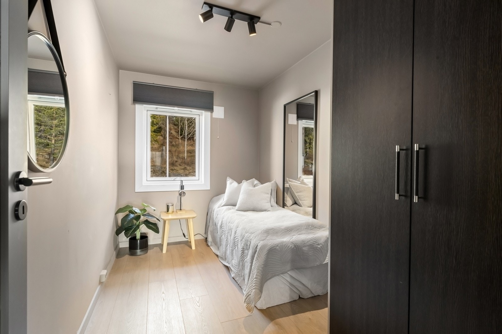 Soverom 2 med plassbygd garderobe Galleribilde