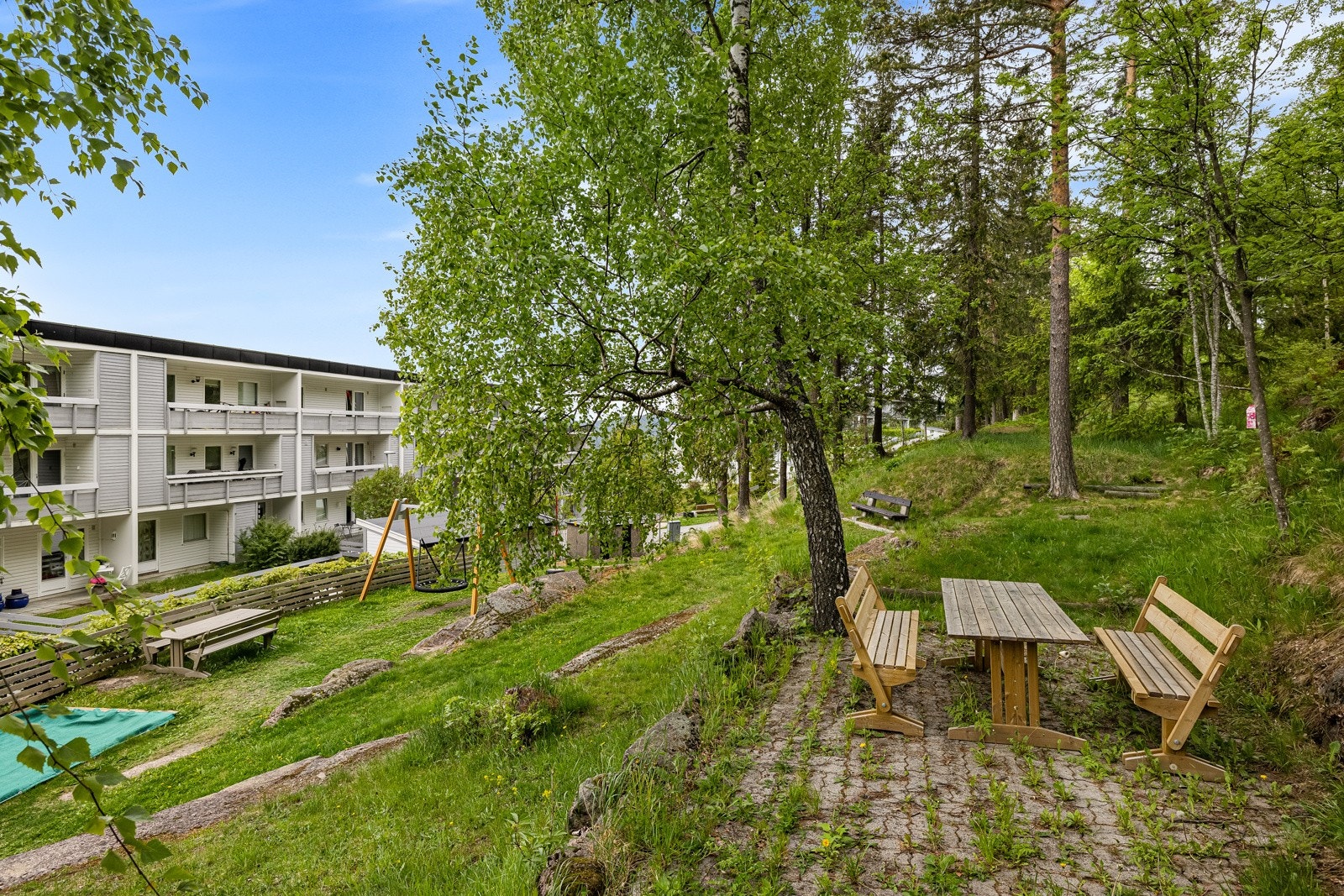 Boretslaget har flere hyggelige sittegrupper og lekeplasser for barn Galleribilde
