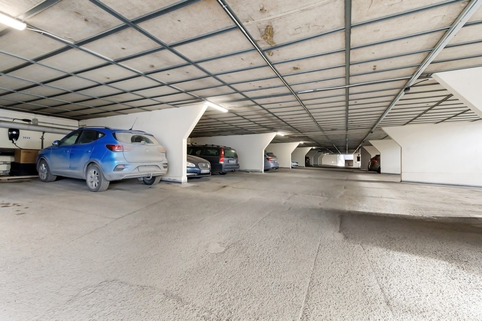 Leiligheten disponerer en garasjeplass med elbillader i garasjehus tilhørende borettslaget. Det er også gjesteparkeringsplasser i garasjeanlegget. Galleribilde