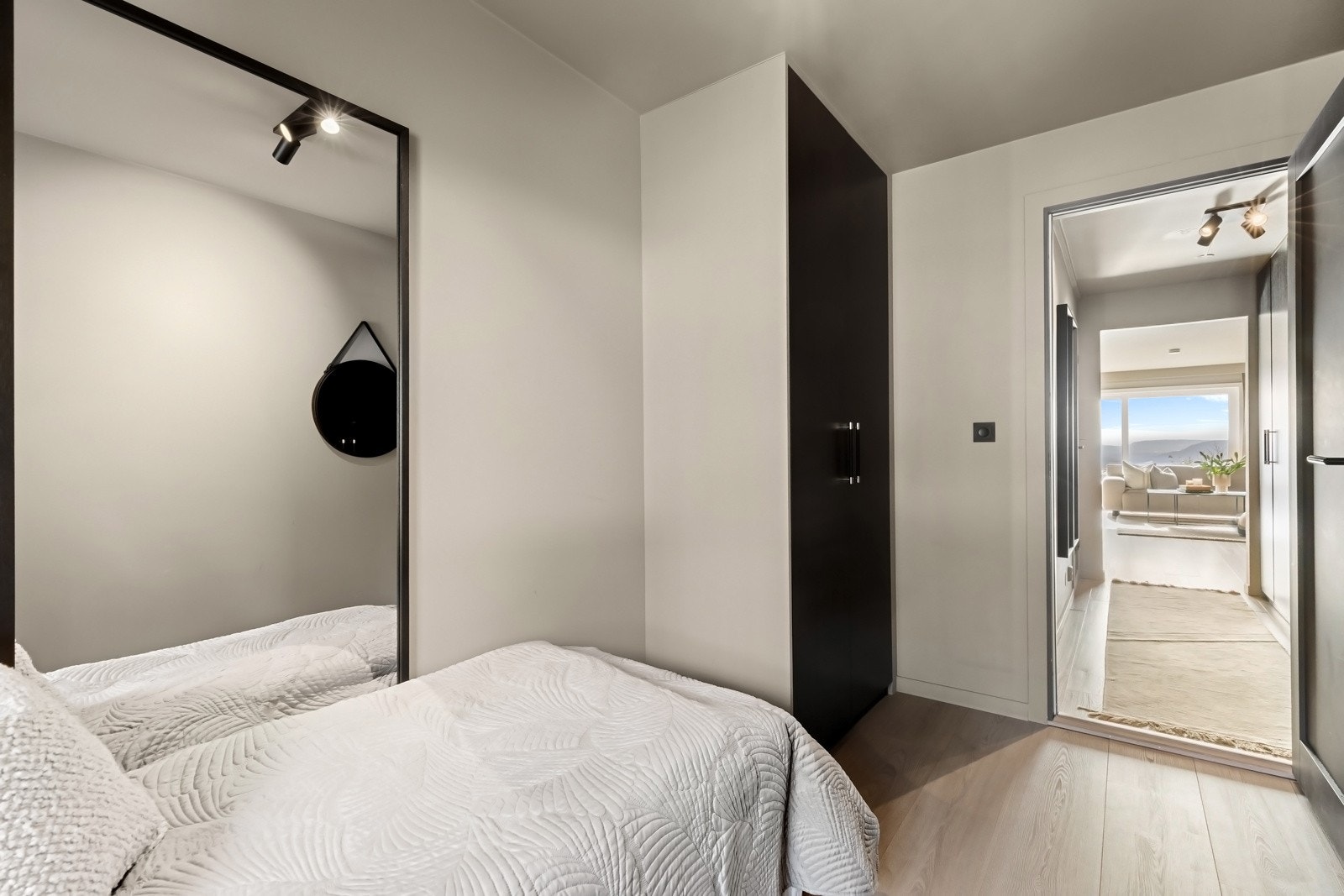 Soverom 2 med plassbygd garderobe Galleribilde