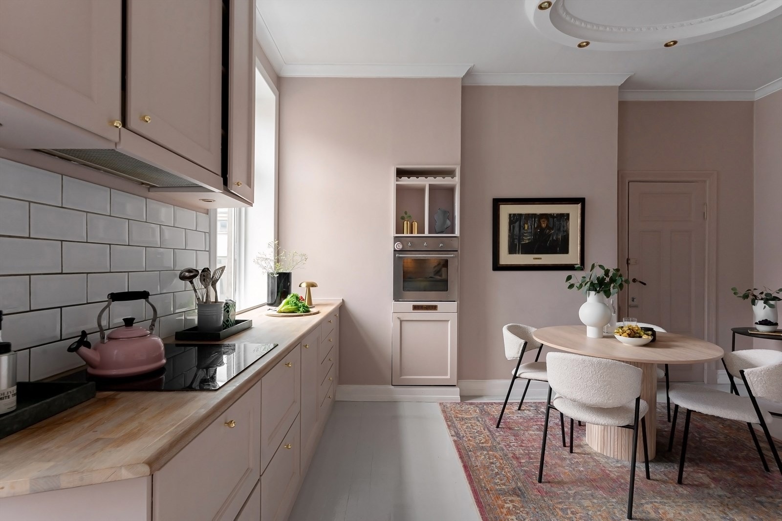 Leilighetens særpreg og detaljer fra byggeår er bevart med blant annet originale gipsrosetter og gipsstukkatur Galleribilde