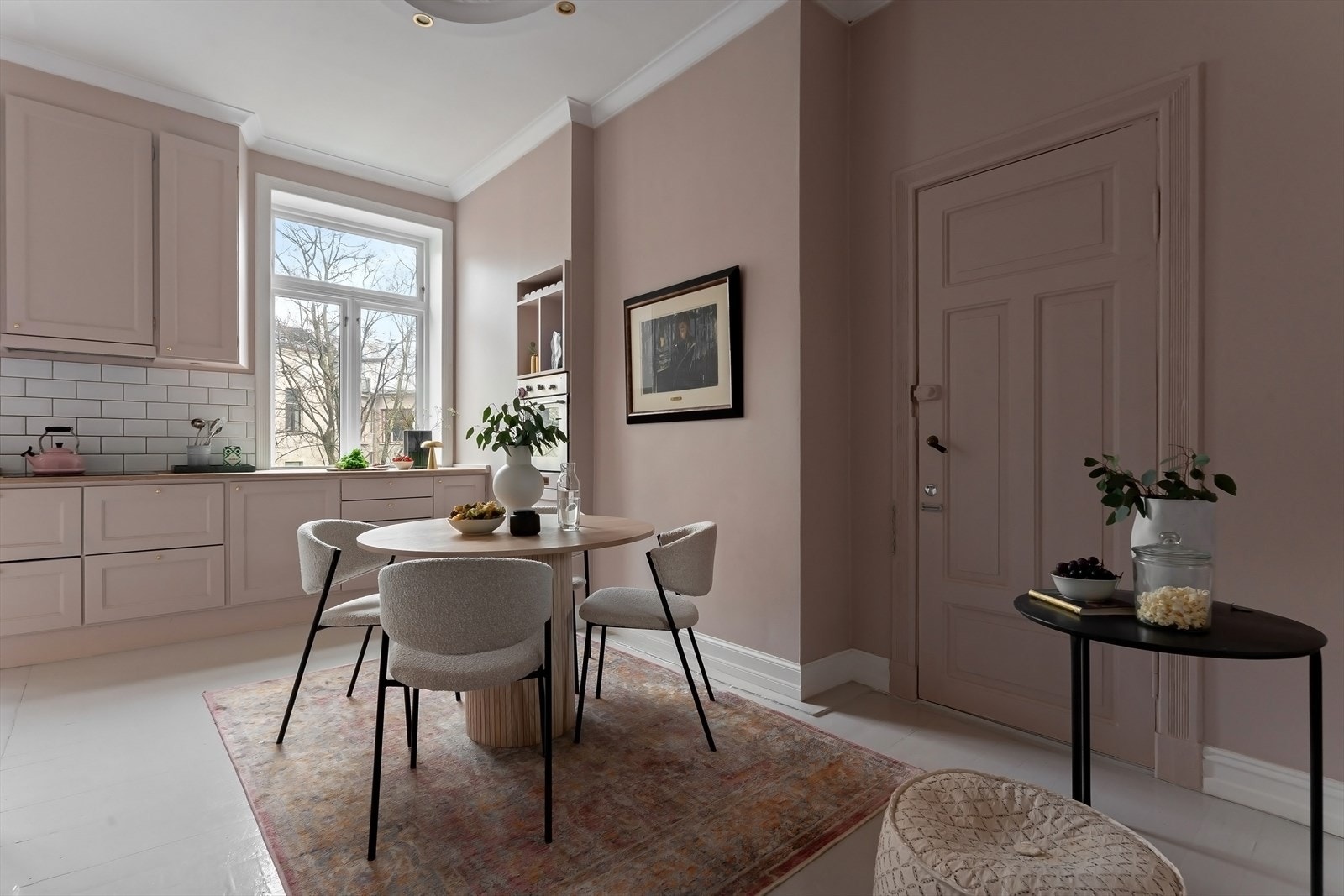 Stort og romslig kjøkkenrom med plass til hyggelig spiseplass Galleribilde