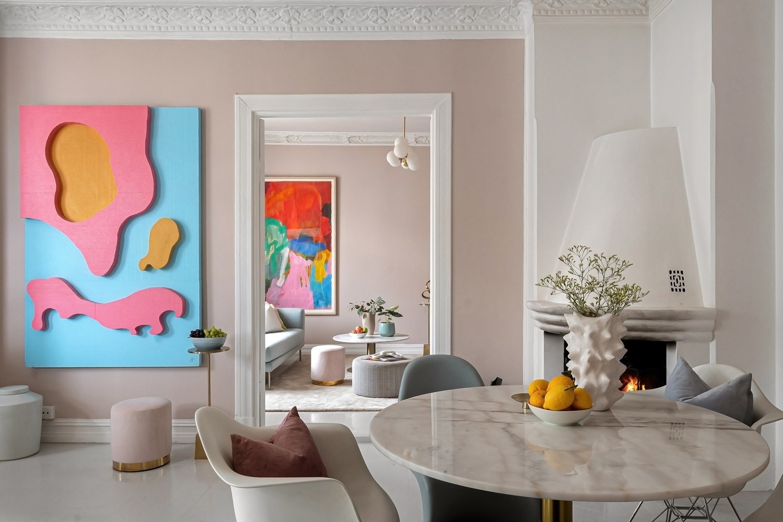 Lys, klassisk og gjennomgående leilighet i 4. etasje med blant annet to stuer Galleribilde