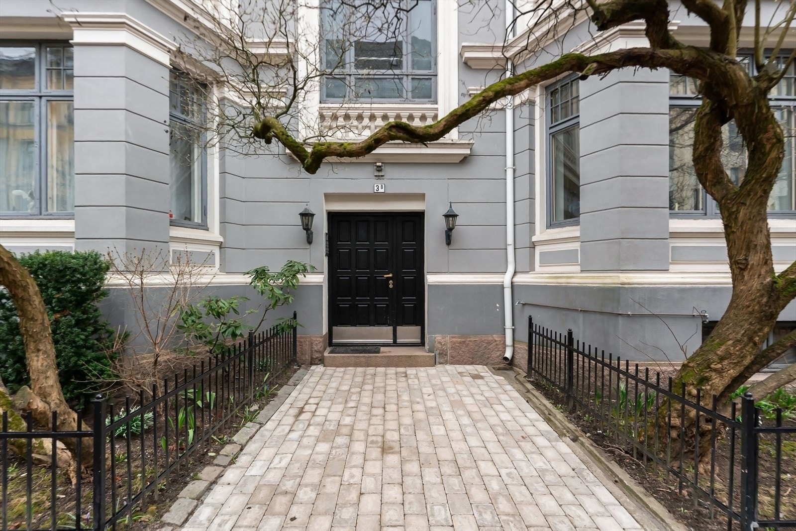 Leiligheten ligger i en klassisk bygård fra 1909 Galleribilde