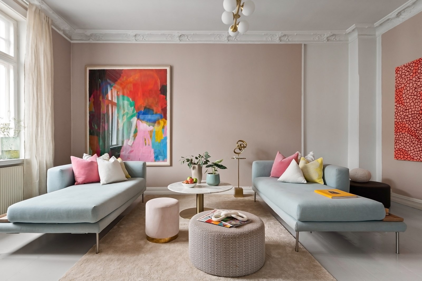 Leiligheten har en raus takhøyde hvor det i stuen er målt til hele 3,01 meter Galleribilde