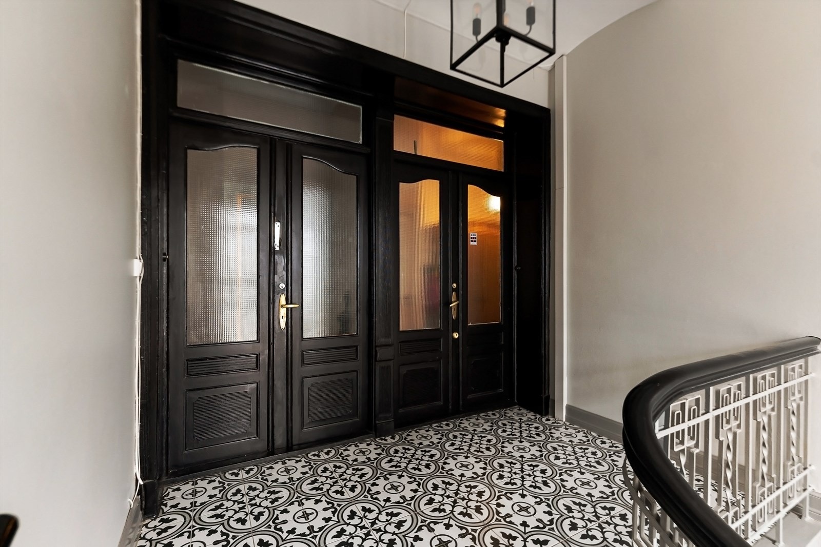 Nydelig og klassisk inngangsparti i felles trappeoppgang Galleribilde