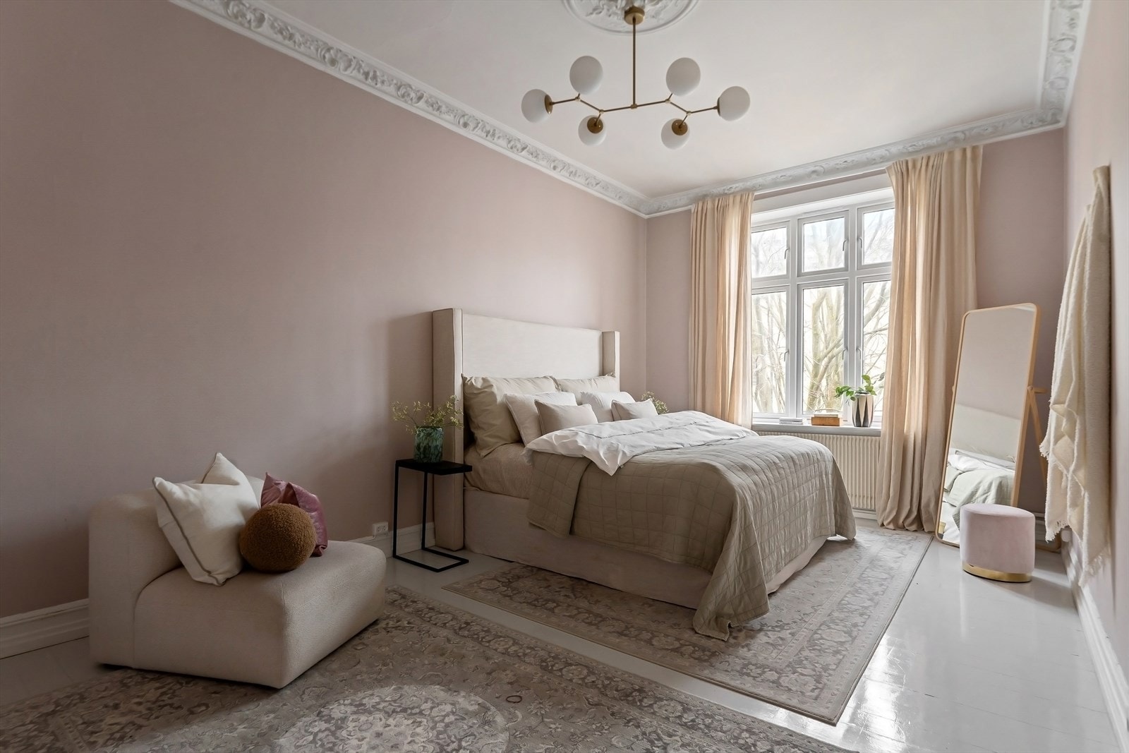 Lyst og luftig soverom med god plass til dobbeltseng og nattbord Galleribilde