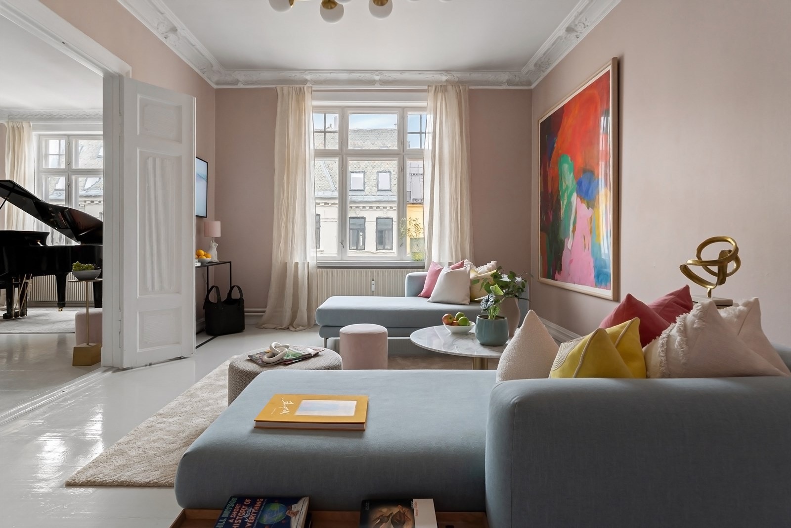 Leiligheten har store og flotte vindusflater som slipper inn masse naturlig lys Galleribilde