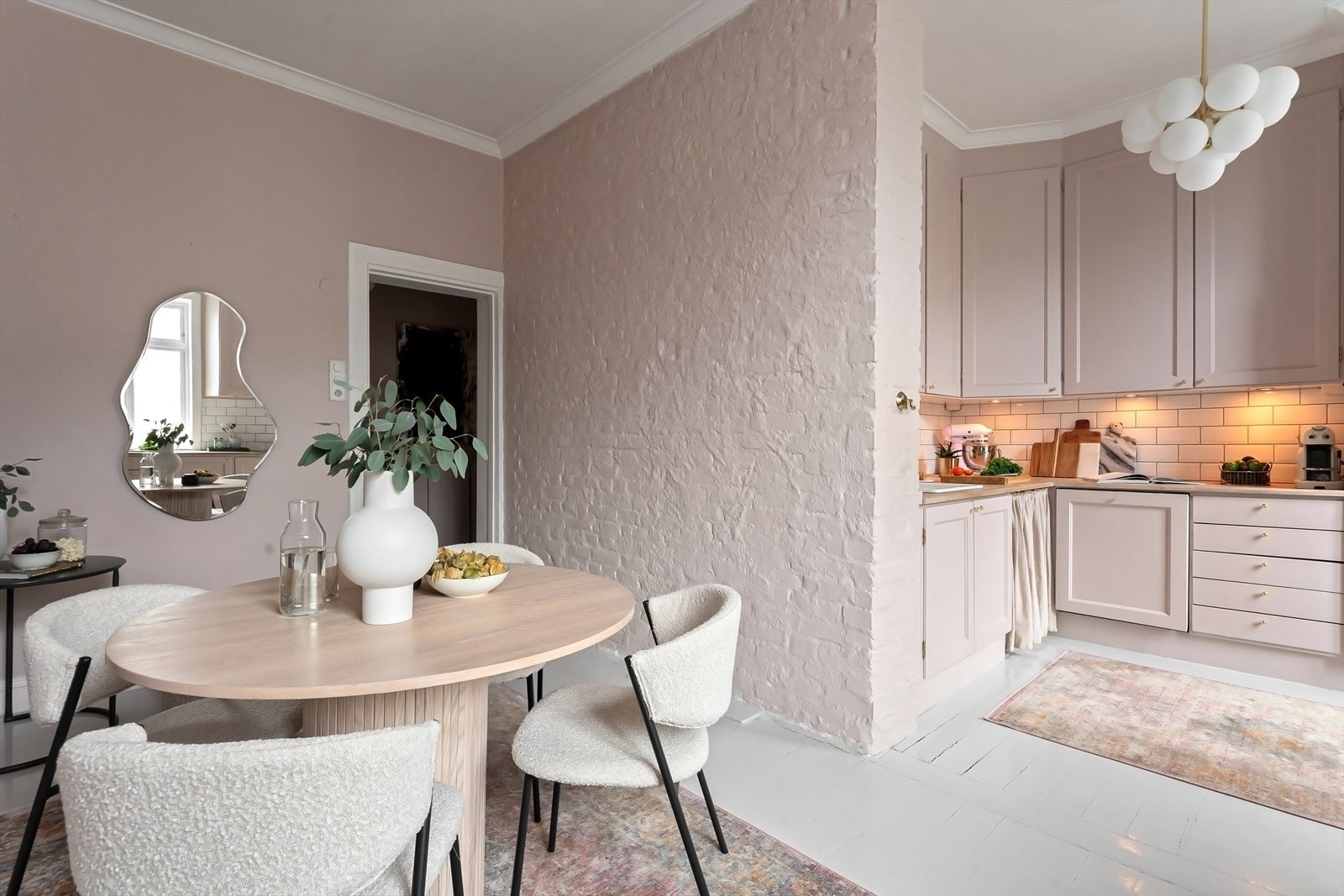 Leiligheten varmes opp via radiatorer tilknyttet fjernvarme som er inkludert i felleskostnadene via A-konto Galleribilde