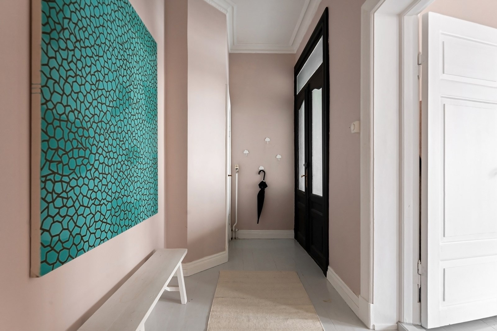 Boligen disponerer tre eksterne boder i henholdsvis kjeller, trappeoppgang og loft på ca. 10 kvm, 1 kvm og 8 kvm Galleribilde