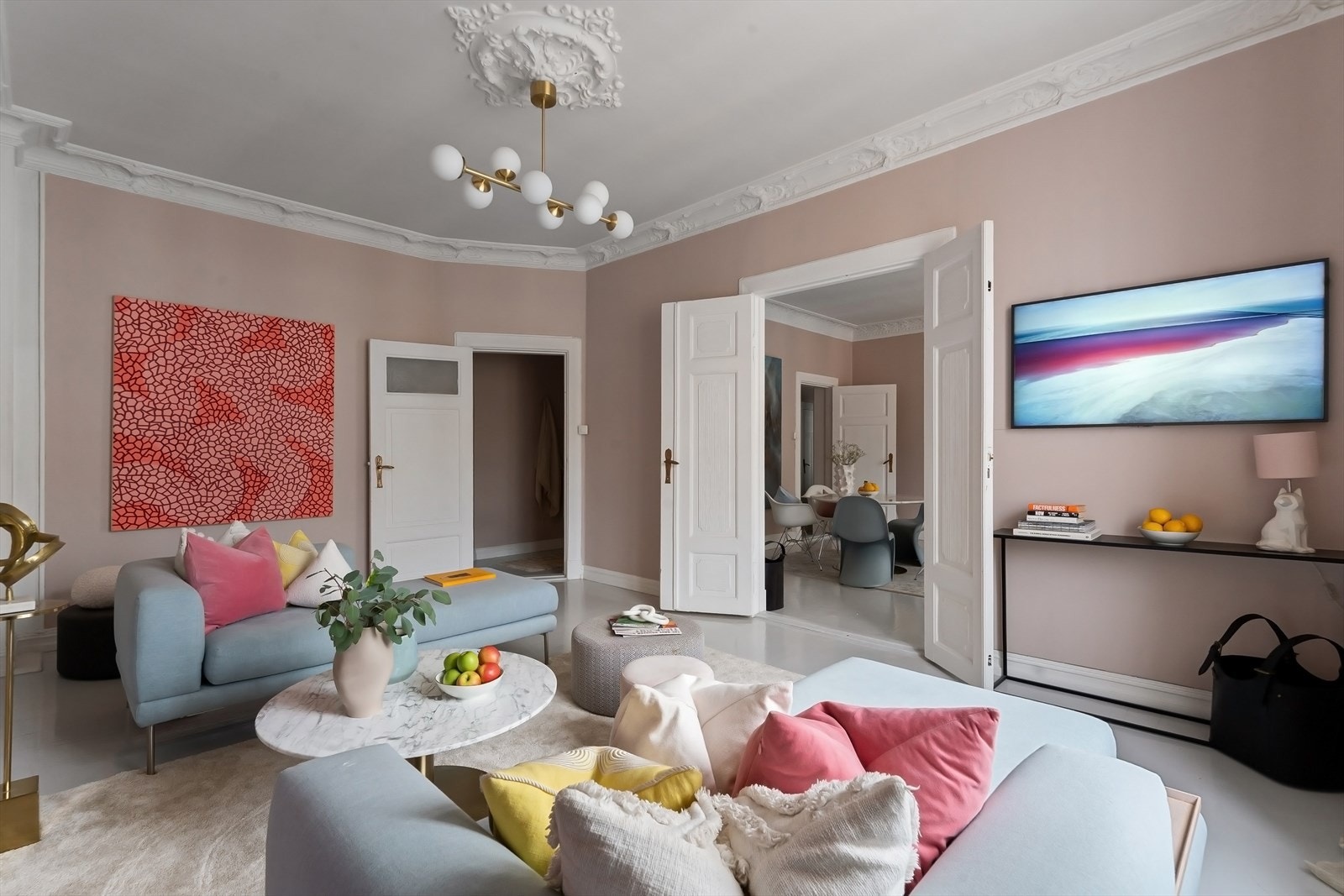 Leiligheten har en god planløsning med store og luftig rom som gir en god atmosfære til hele leiligheten Galleribilde